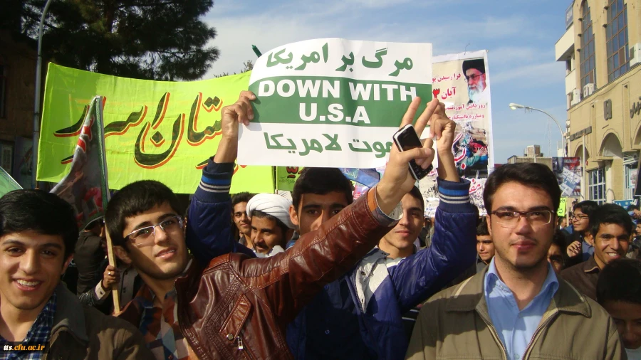 شرکت در راهپیمایی 13 آبان