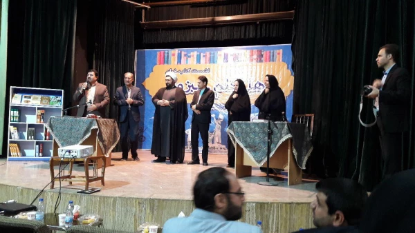 حضور جمعی از استادان ودانشجویان دانشگاه فرهنگیان سبزوار درنشست کتاب خوان اهل قلم سبزوار درتالار بیهقی روز چهارشنبه  ۵  اردیبهشت ۷۹ 3