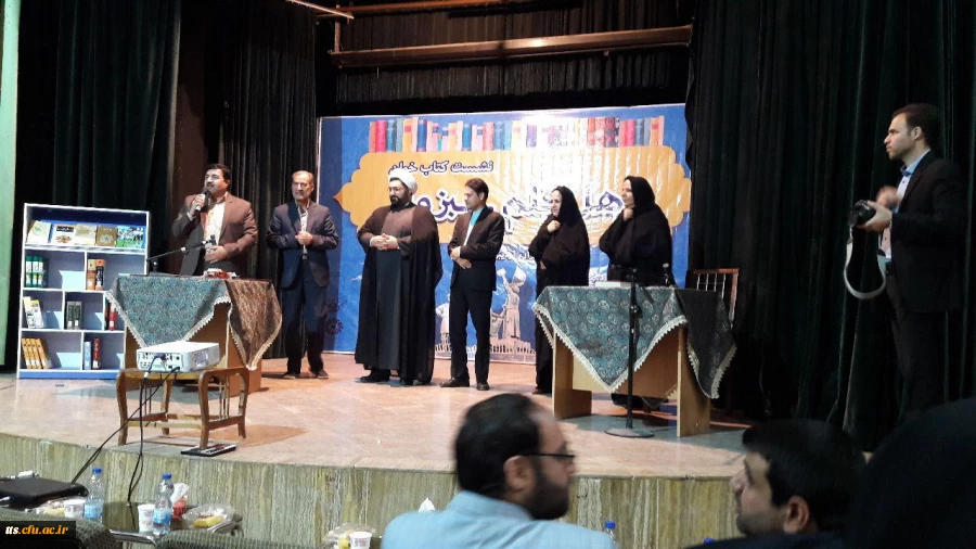 حضور جمعی از استادان ودانشجویان دانشگاه فرهنگیان سبزوار درنشست کتاب خوان اهل قلم سبزوار درتالار بیهقی روز چهارشنبه  ۵  اردیبهشت ۷۹ 3