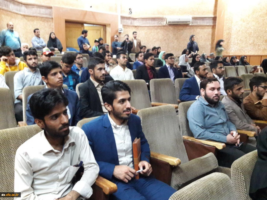 حضور جمعی از استادان ودانشجویان دانشگاه فرهنگیان سبزوار درنشست کتاب خوان اهل قلم سبزوار درتالار بیهقی روز چهارشنبه  ۵  اردیبهشت ۷۹ 4