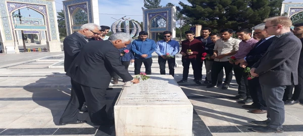 به مناسبت هفته بزرگداشت مقام معلم 

حضور دانشجو معلمان و مسئولین دانشگاه فرهنگیان سبزوار در مزار شهدای این شهرستان 2