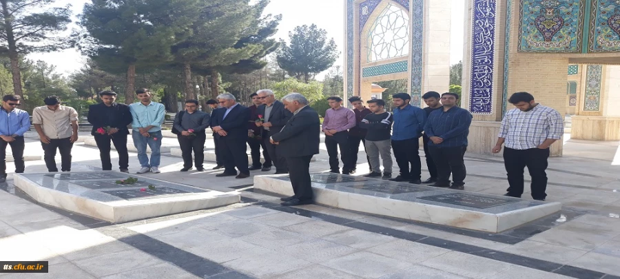 به مناسبت هفته بزرگداشت مقام معلم 

حضور دانشجو معلمان و مسئولین دانشگاه فرهنگیان سبزوار در مزار شهدای این شهرستان 4