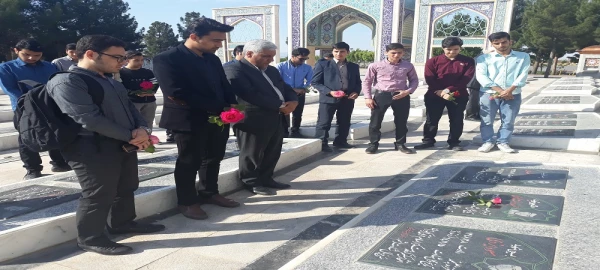 به مناسبت هفته بزرگداشت مقام معلم 

حضور دانشجو معلمان و مسئولین دانشگاه فرهنگیان سبزوار در مزار شهدای این شهرستان 5