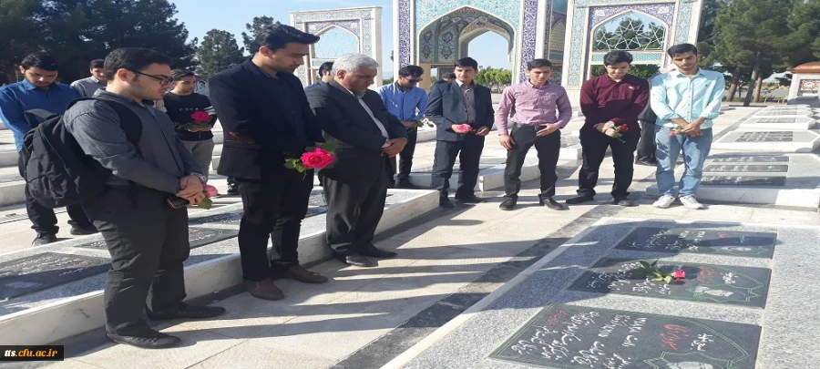 به مناسبت هفته بزرگداشت مقام معلم 

حضور دانشجو معلمان و مسئولین دانشگاه فرهنگیان سبزوار در مزار شهدای این شهرستان 5