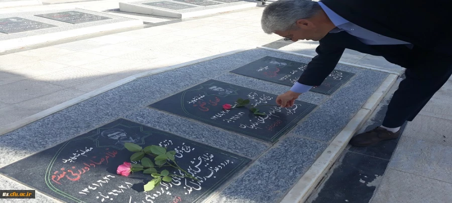 به مناسبت هفته بزرگداشت مقام معلم 

حضور دانشجو معلمان و مسئولین دانشگاه فرهنگیان سبزوار در مزار شهدای این شهرستان 7