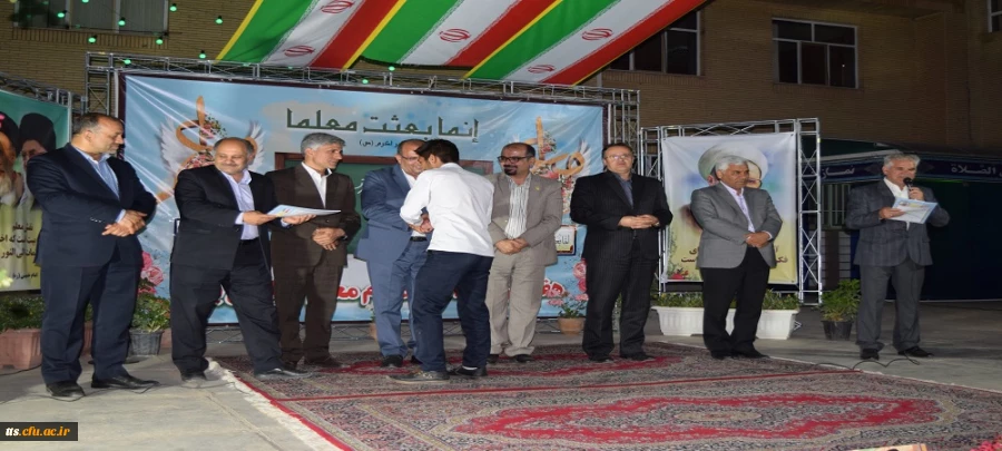 حضور دکتر عظیمی مدیرکل برنامه ریزی فرهنگی و اجتماعی دانشگاه فرهنگیان کشور 

در حاشیه برگزاری مراسم هفته گرامیداشت مقام معلم و دهه سرآمدی آموزش  2