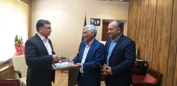 در حاشیه دیدار سرپرست دانشگاه فرهنگیان سبزوار با مدیر کل آموزش و پرورش استان خراسان رضوی 

اعطای تقدیر نامه رئیس دانشگاه فرهنگیان کشور به دکتر خدابنده لو مدیر کل آموزش و پرورش استان خراسان رضوی  2