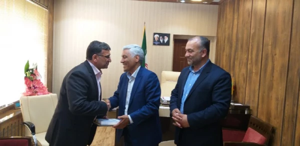 در حاشیه دیدار سرپرست دانشگاه فرهنگیان سبزوار با مدیر کل آموزش و پرورش استان خراسان رضوی 

اعطای تقدیر نامه رئیس دانشگاه فرهنگیان کشور به دکتر خدابنده لو مدیر کل آموزش و پرورش استان خراسان رضوی  2