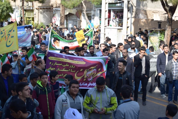 حضور گسترده و پرشور دانشجویان دانشگاه فرهنگیان سبزوار در راهپیمایی یوم الله ۱۳ آبان
 3