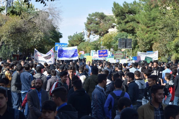حضور گسترده و پرشور دانشجویان دانشگاه فرهنگیان سبزوار در راهپیمایی یوم الله ۱۳ آبان
 4