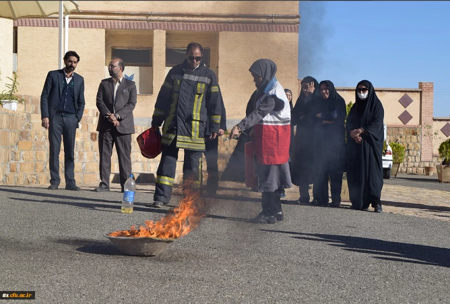 کارگاه اطفاء حریق با حضور کارشناسان خدمات ایمنی و آتش نشانی شهرداری سبزوار در دانشگاه فرهنگیان واحد علامه طباطبایی سبزوار برگزار گردید.  4