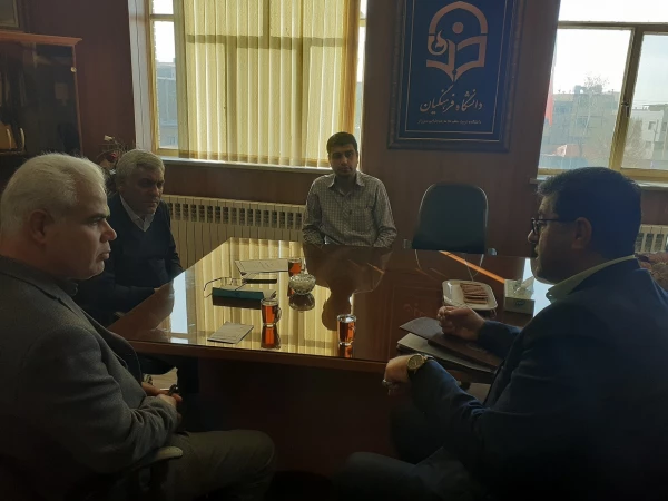 جلسه هماهنگی پیرامون آموزش آسیب های فضای مجازی و استفاده بهینه از موبایل بانک با حضور رئیس شعبه مرکزی بانک تجارت، شهرستان سبزوار صورت گرفت  2