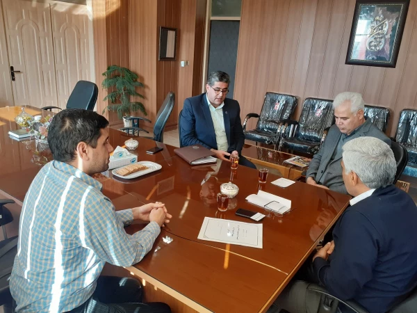 جلسه هماهنگی پیرامون آموزش آسیب های فضای مجازی و استفاده بهینه از موبایل بانک با حضور رئیس شعبه مرکزی بانک تجارت، شهرستان سبزوار صورت گرفت  4