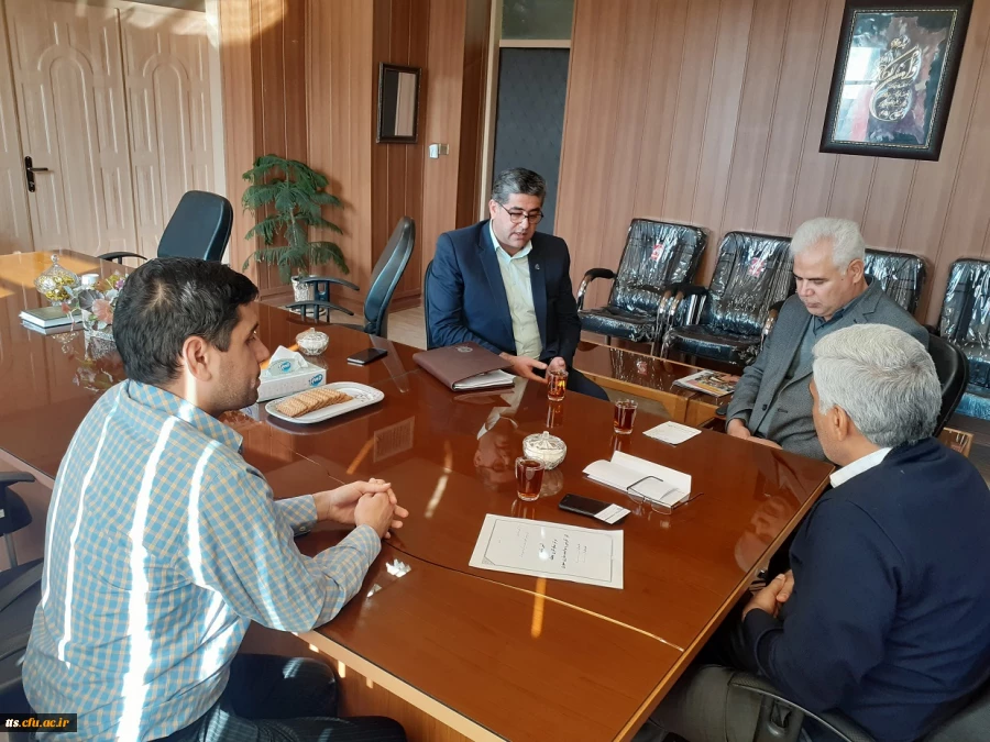 جلسه هماهنگی پیرامون آموزش آسیب های فضای مجازی و استفاده بهینه از موبایل بانک با حضور رئیس شعبه مرکزی بانک تجارت، شهرستان سبزوار صورت گرفت  4