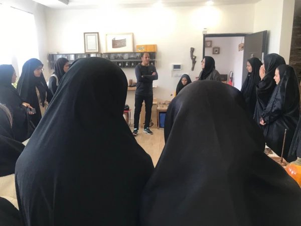 برگزاری کلاس درس، در کارگاه هنر یکی از هنرمندان شهرستان سبزوار 3