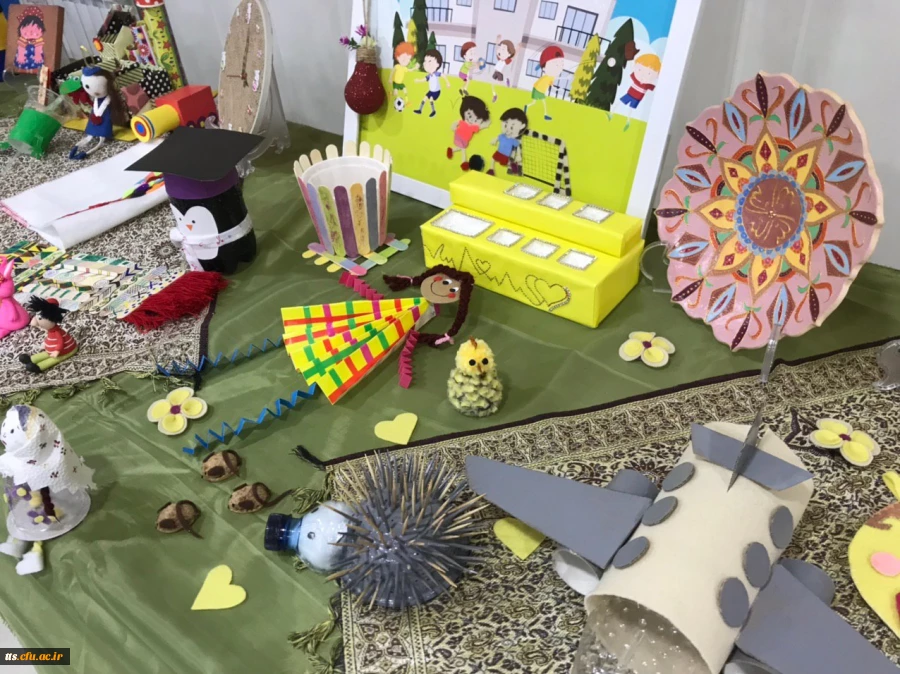 به همت دانشجو معلمان واحد (خواهران) نمایشگاه و کارگاه آثار هنری دانشجو معلمان ورودی 97 این دانشگاه، در محل سالن اجتماعات دانشگاه، برگزار گردید.  2