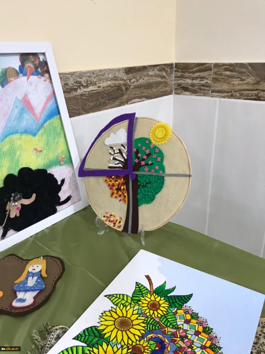 به همت دانشجو معلمان واحد (خواهران) نمایشگاه و کارگاه آثار هنری دانشجو معلمان ورودی 97 این دانشگاه، در محل سالن اجتماعات دانشگاه، برگزار گردید.  3