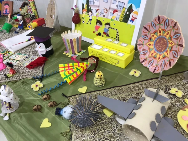 به همت دانشجو معلمان واحد (خواهران) نمایشگاه و کارگاه آثار هنری دانشجو معلمان ورودی 97 این دانشگاه، در محل سالن اجتماعات دانشگاه، برگزار گردید.  2