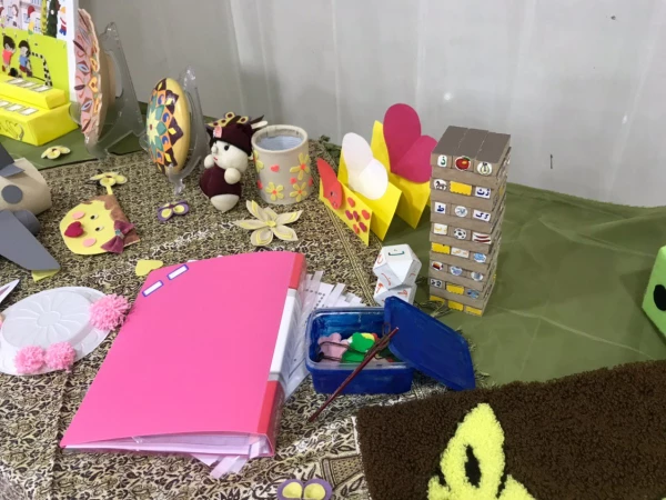 به همت دانشجو معلمان واحد (خواهران) نمایشگاه و کارگاه آثار هنری دانشجو معلمان ورودی 97 این دانشگاه، در محل سالن اجتماعات دانشگاه، برگزار گردید.  3