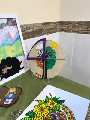 به همت دانشجو معلمان واحد (خواهران) نمایشگاه و کارگاه آثار هنری دانشجو معلمان ورودی 97 این دانشگاه، در محل سالن اجتماعات دانشگاه، برگزار گردید.  3