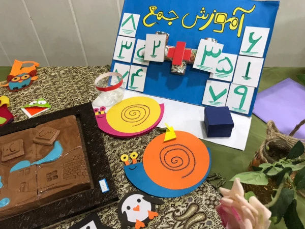 به همت دانشجو معلمان واحد (خواهران) نمایشگاه و کارگاه آثار هنری دانشجو معلمان ورودی 97 این دانشگاه، در محل سالن اجتماعات دانشگاه، برگزار گردید.  3