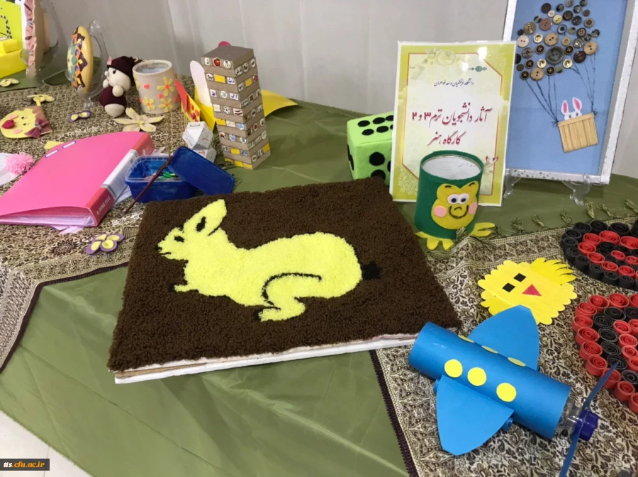 به همت دانشجو معلمان واحد (خواهران) نمایشگاه و کارگاه آثار هنری دانشجو معلمان ورودی 97 این دانشگاه، در محل سالن اجتماعات دانشگاه، برگزار گردید.  4