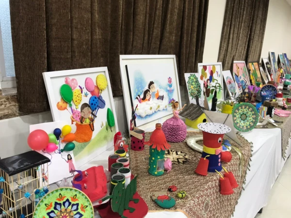 به همت دانشجو معلمان واحد (خواهران) نمایشگاه و کارگاه آثار هنری دانشجو معلمان ورودی 97 این دانشگاه، در محل سالن اجتماعات دانشگاه، برگزار گردید.  2