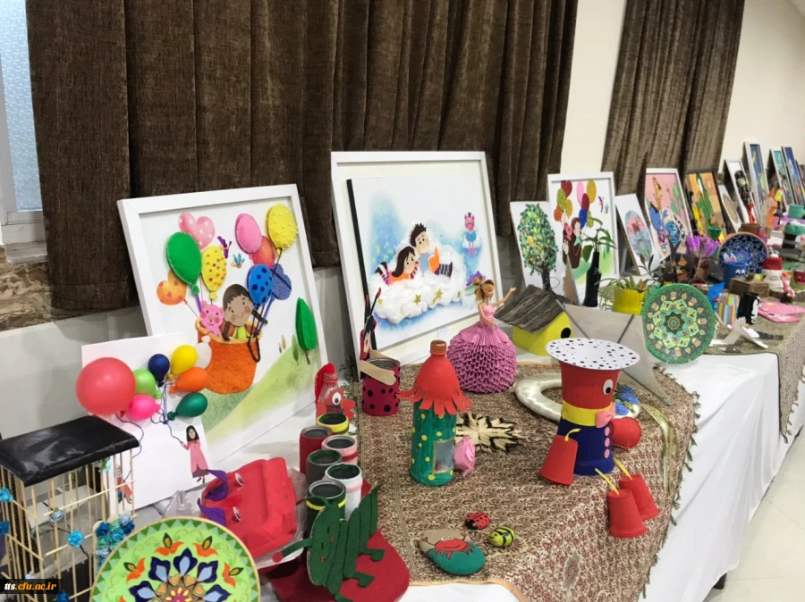 به همت دانشجو معلمان واحد (خواهران) نمایشگاه و کارگاه آثار هنری دانشجو معلمان ورودی 97 این دانشگاه، در محل سالن اجتماعات دانشگاه، برگزار گردید.  2