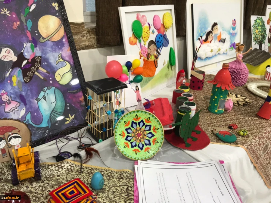 به همت دانشجو معلمان واحد (خواهران) نمایشگاه و کارگاه آثار هنری دانشجو معلمان ورودی 97 این دانشگاه، در محل سالن اجتماعات دانشگاه، برگزار گردید.  3