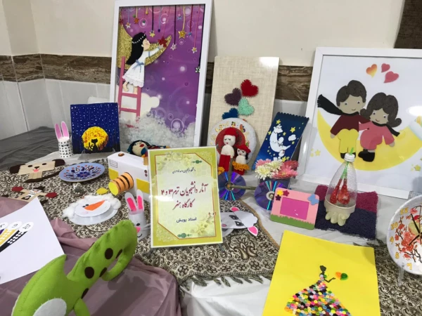 به همت دانشجو معلمان واحد (خواهران) نمایشگاه و کارگاه آثار هنری دانشجو معلمان ورودی 97 این دانشگاه، در محل سالن اجتماعات دانشگاه، برگزار گردید.  2