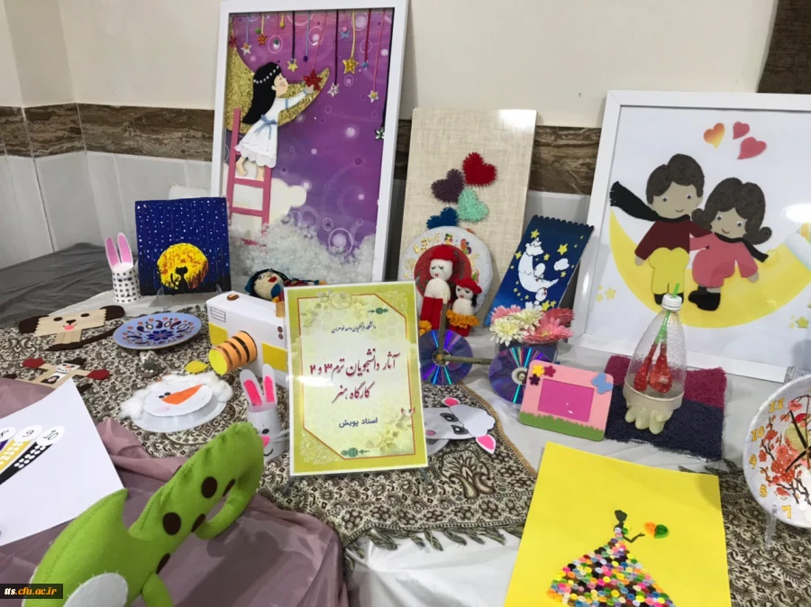 به همت دانشجو معلمان واحد (خواهران) نمایشگاه و کارگاه آثار هنری دانشجو معلمان ورودی 97 این دانشگاه، در محل سالن اجتماعات دانشگاه، برگزار گردید.  2