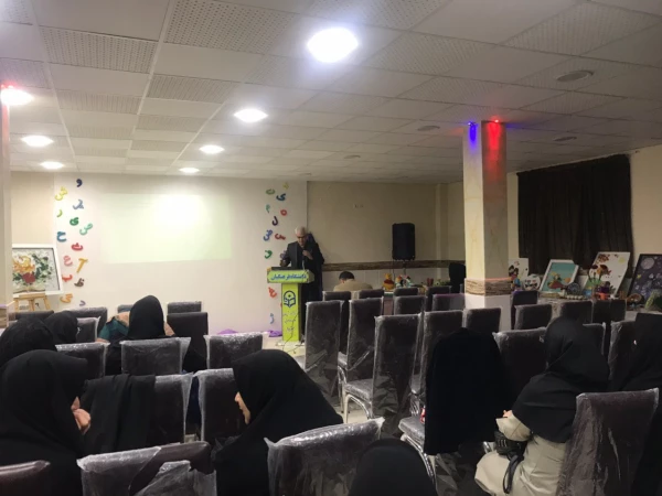 به همت دانشجو معلمان واحد (خواهران) نمایشگاه و کارگاه آثار هنری دانشجو معلمان ورودی 97 این دانشگاه، در محل سالن اجتماعات دانشگاه، برگزار گردید.  4