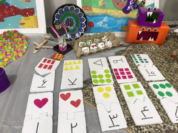 به همت دانشجو معلمان واحد (خواهران) نمایشگاه و کارگاه آثار هنری دانشجو معلمان ورودی 97 این دانشگاه، در محل سالن اجتماعات دانشگاه، برگزار گردید.  5