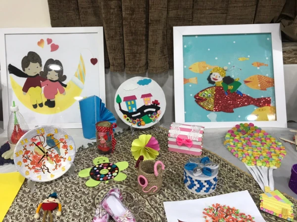 به همت دانشجو معلمان واحد (خواهران) نمایشگاه و کارگاه آثار هنری دانشجو معلمان ورودی 97 این دانشگاه، در محل سالن اجتماعات دانشگاه، برگزار گردید.  6