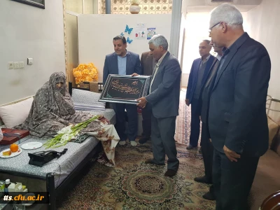 همزمان با گرامیداشت ایام الله دهه فجر جمعی از کارکنان و مسئولین دانشگاه فرهنگیان  از خانواده شهید تاجفرد دیدار و قدردانی صورت گرفت. 