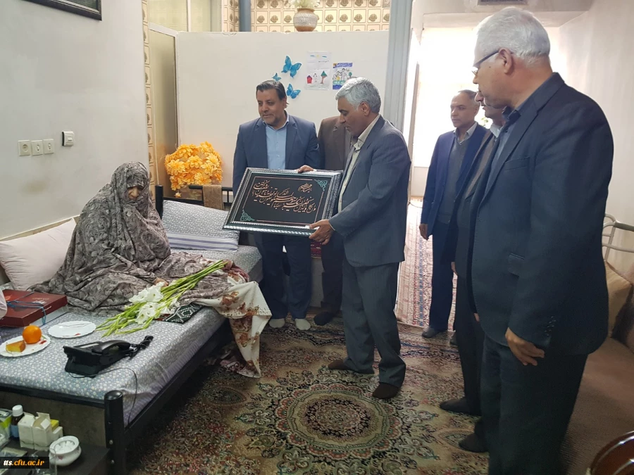 همزمان با گرامیداشت ایام الله دهه فجر جمعی از کارکنان و مسئولین دانشگاه فرهنگیان  از خانواده شهید تاجفرد دیدار و قدردانی صورت گرفت.  2