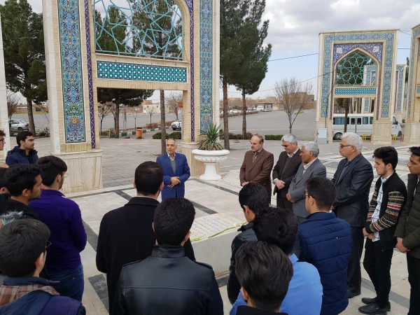 حضور دانشجو معلمان، مسئولین و کارکنان دانشگاه فرهنگیان سبزوار در غبار روبی مزار شهدای شهرستان سبزوار.  2