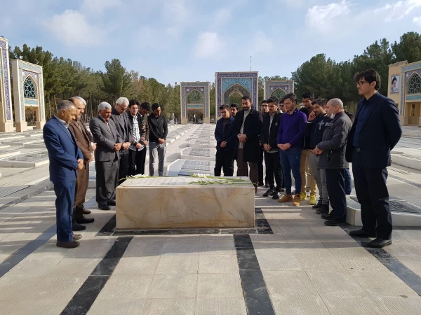 حضور دانشجو معلمان، مسئولین و کارکنان دانشگاه فرهنگیان سبزوار در غبار روبی مزار شهدای شهرستان سبزوار.  4