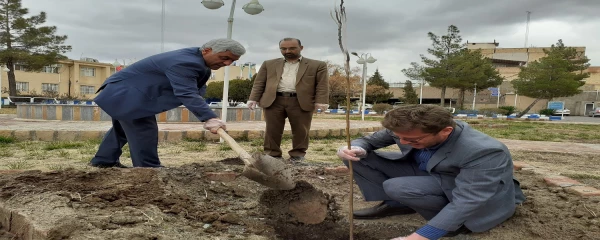 کاشت 10 اصله درخت، همزمان با گرامیداشت روز درختکاری در دانشگاه فرهنگیان سبزوار صورت گرفت.  2