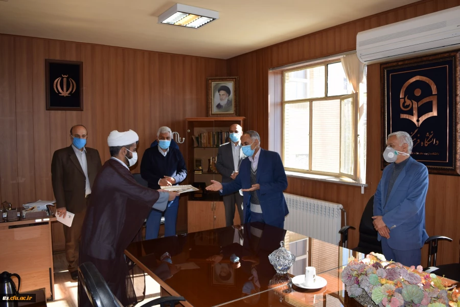 به مناسبت هفته کتاب و کتابخوانی صورت گرفت، تقدیر از کتابدار و کتاب خوان برتر دانشگاه 2