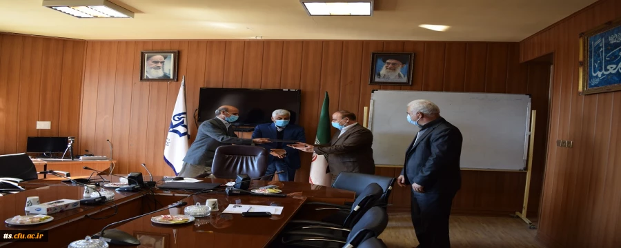 به مناسبت هفته کتاب و کتابخوانی صورت گرفت، تقدیر از کتابدار و کتاب خوان برتر دانشگاه 4