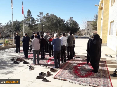 برگزاری نماز جماعت کارکنان و اساتید دانشگاه در فضای باز دانشگاه و رعایت پروتکل های بهداشتی