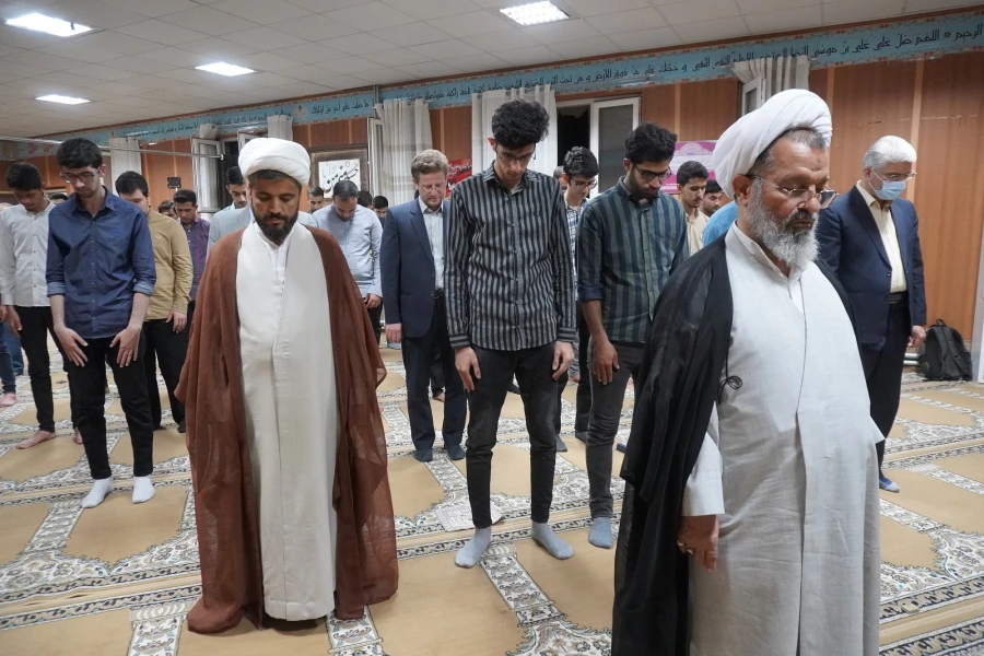 اقامه نماز جماعت مغرب و عشا با حضور پرشور دانشجو معلمان توسط امام جمعه محترم سبزوار  3