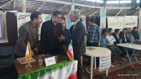 حضور دکتر نصرآبادی، ریاست محترم دانشگاه فرهنگیان سبزوار در جایگاه میز خدمت ادارات و نهادهای خدمت رسان شهرستان سبزوار و عرض خداقوت به این عزیزان  4