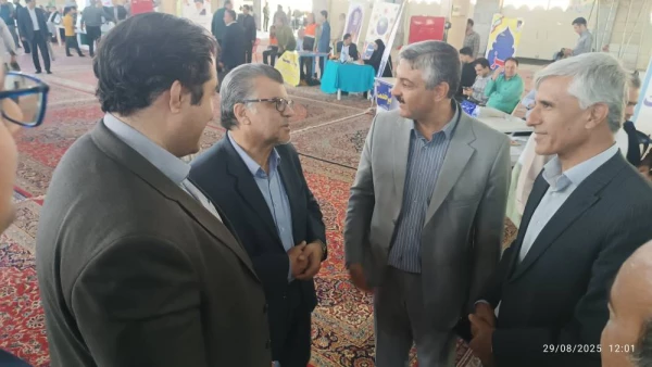 حضور دکتر نصرآبادی، ریاست محترم دانشگاه فرهنگیان سبزوار در جایگاه میز خدمت ادارات و نهادهای خدمت رسان شهرستان سبزوار و عرض خداقوت به این عزیزان  5