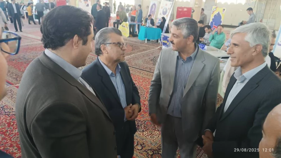 حضور دکتر نصرآبادی، ریاست محترم دانشگاه فرهنگیان سبزوار در جایگاه میز خدمت ادارات و نهادهای خدمت رسان شهرستان سبزوار و عرض خداقوت به این عزیزان  5