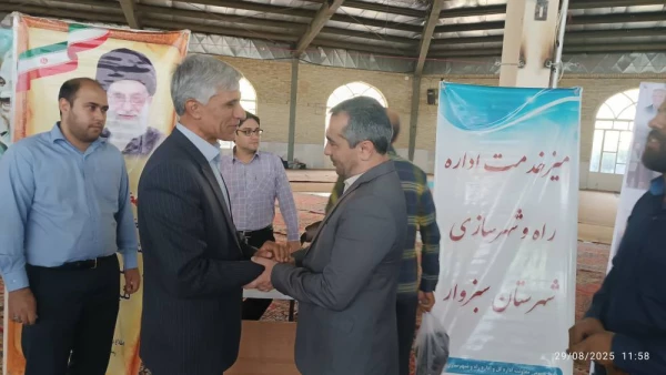 حضور دکتر نصرآبادی، ریاست محترم دانشگاه فرهنگیان سبزوار در جایگاه میز خدمت ادارات و نهادهای خدمت رسان شهرستان سبزوار و عرض خداقوت به این عزیزان  6