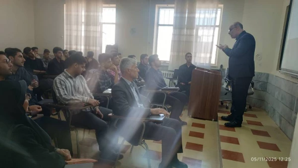 دکتر زارع، مدیرکل منابع انسانی دانشگاه فرهنگیان در کلاس درس دانشجومعلمان مراکز خواهران و برادران سبزوار
 3