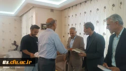 سنت نیک اهدای کتاب به میهمانان توسط دکتر قاسمیان عضو محترم هیات علمی دانشگاه فرهنگیان، مرکز علامه طباطبائی سبزوار
 2