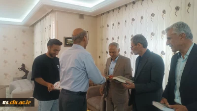 سنت نیک اهدای کتاب به میهمانان توسط دکتر قاسمیان عضو محترم هیات علمی دانشگاه فرهنگیان، مرکز علامه طباطبائی سبزوار

